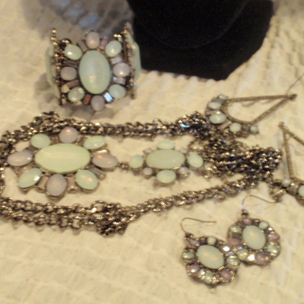 Statement Piece, necklace iridescent opal like 2 pr wire earrings,bracelet